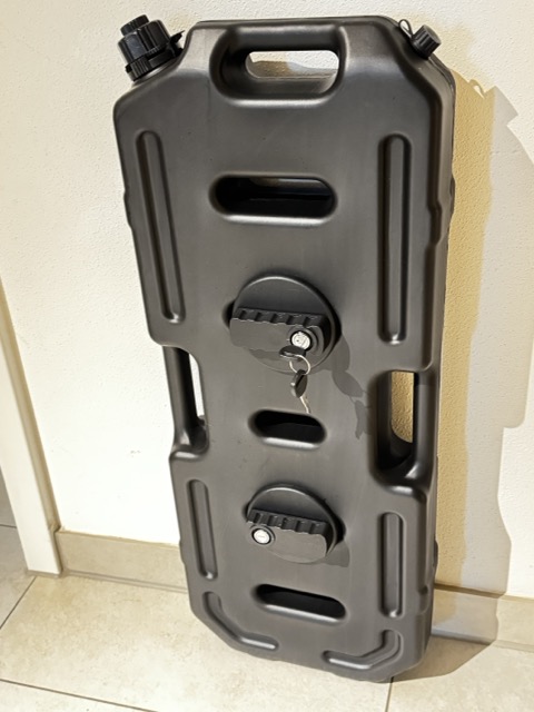 Offroad Kraftstoffkanister mit 2 Schlösser und Halterung 20 Liter schwarz  