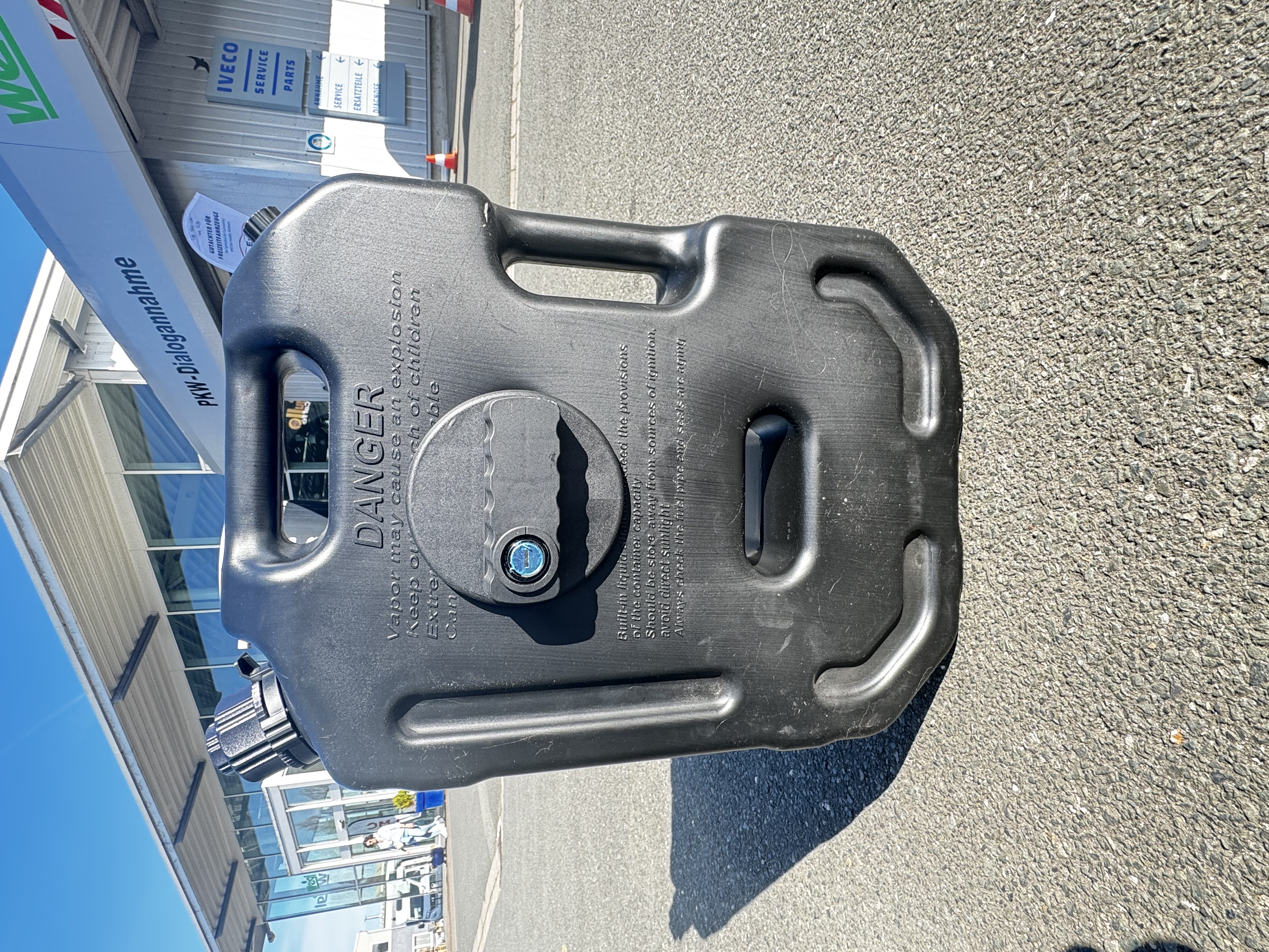 Offroad Kraftstoffkanister mit Schloss und Halterung 10 Liter schwarz 